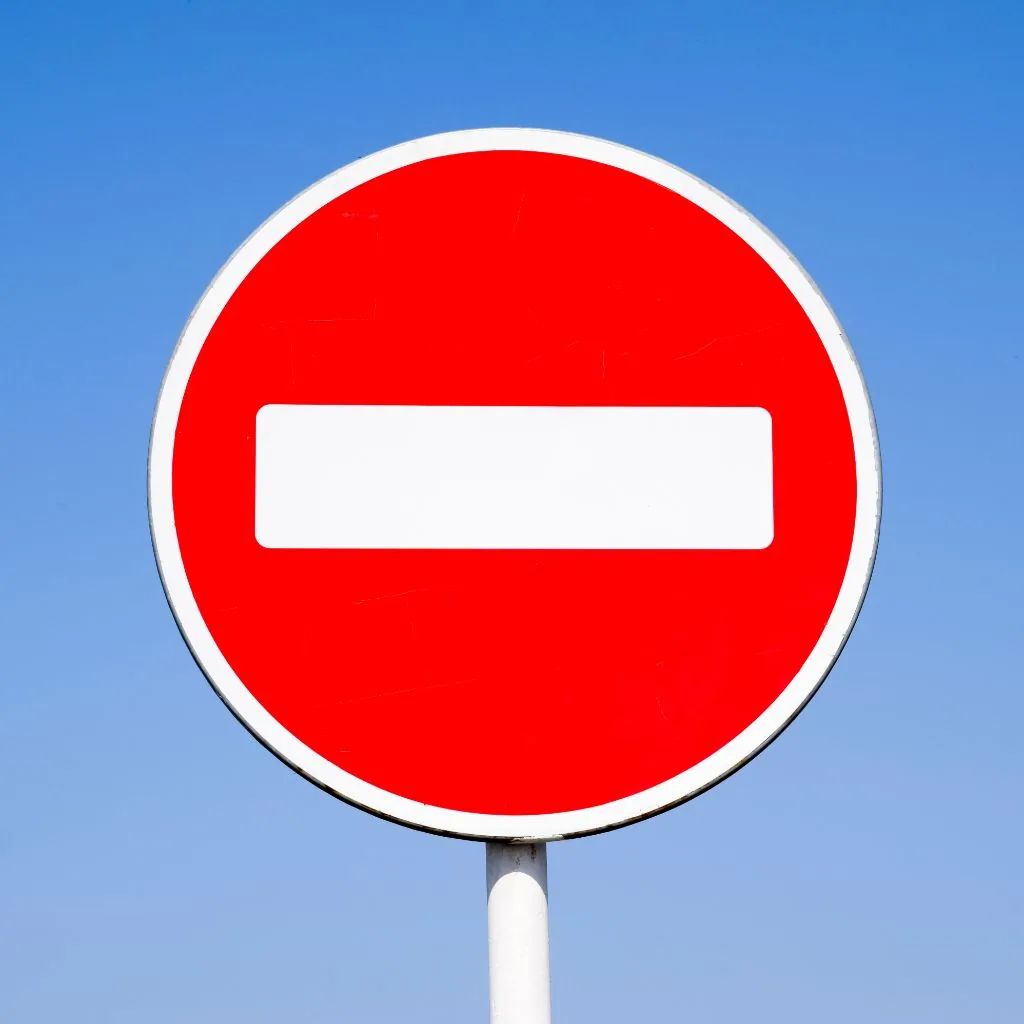 Rood verbodsbord tegen een blauwe lucht