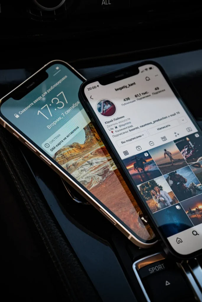 Dois iPhones, um deles mostrando um perfil do Instagram