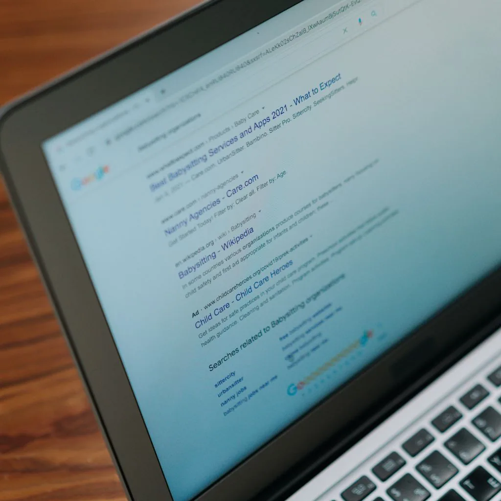 Laptopscherm met een zoekgeschiedenis