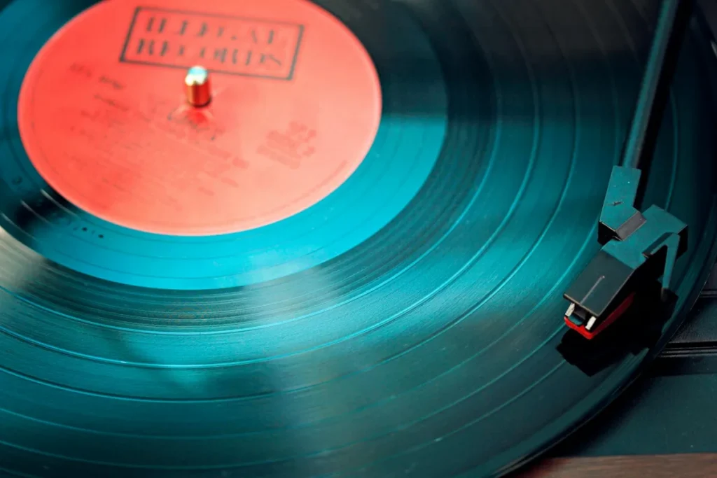 Disco de vinil azul girando em uma vitrola