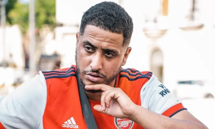 Nasdas looking pensive in an Arsenal shirt