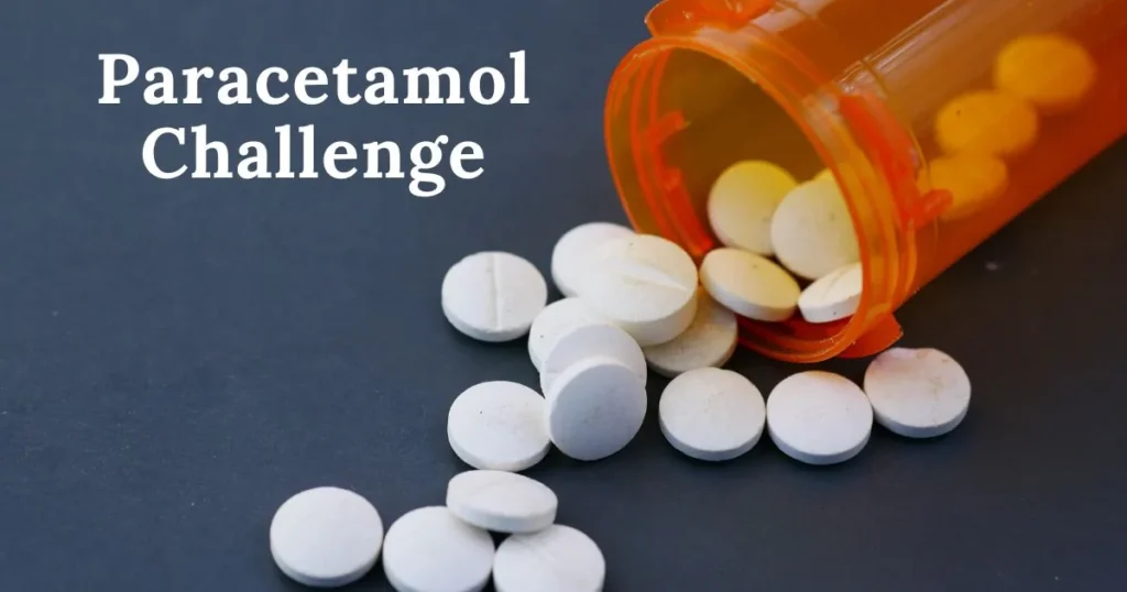 Pastillas de paracetamol derramadas de un frasco naranja